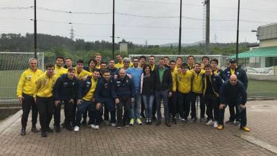 Nogometaši in vodstvo Sistiane Sesljana pred odhodom na finale v Fojdo (FB SISTIANA SESLJAN)