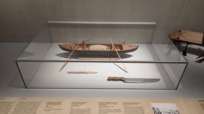 Vitrina z maketo »tonere« v francoskem Marseillesu