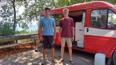Lennart (levo) in Lukas pred kombijem, s katerim potujeta proti Indiji