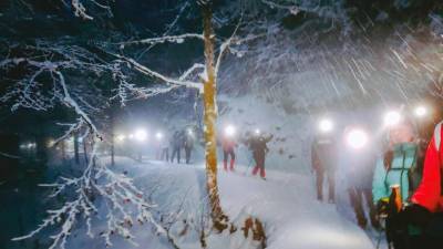 Pohodnike SPDG je skoraj vseskozi spremljalo hladno, vendar jasno vreme, dočakali pa so tudi sneženje (M.Z.)