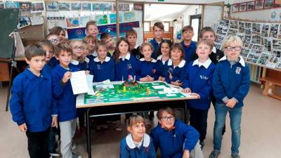 Učenci OŠ Gradnik z maketo Tabra, ki jim je prinesla posebno priznanje