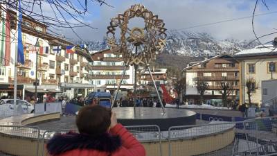 Olimpijski ogenj, ki od petka gori sredi trga v Cortini (D.R.)