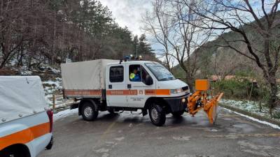 Člani Prostovoljnega gasilskega društva Breg med čiščenjem cest ob minulem sneženju in nizkih temperaturah (PGD BREG)