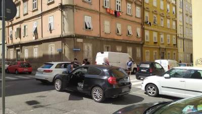 BMW, ki je vozil po Ulici Montecchi, je trčil v Audi bele barve, ki mu je izsilil prednost