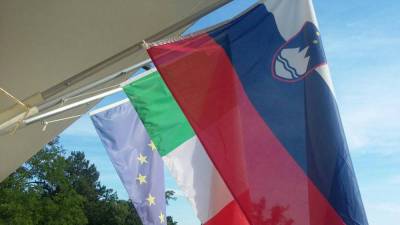 Slovenska, italijanska in evropska zastava na volišču v Nabrežini (VERONIKA JAZBEC)
