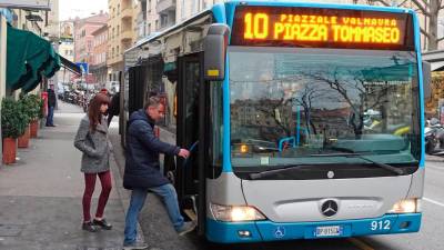 Vozni red avtobusov bo prirejen šolskim počitnicam (ARHIV)