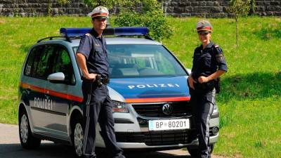 Avstrijska policija bo lahko voznikom v primeru skrajnih prekoračitev hitrosti poleg vozniškega dovoljenja zasegla tudi avtomobil (WIKIPEDIA)