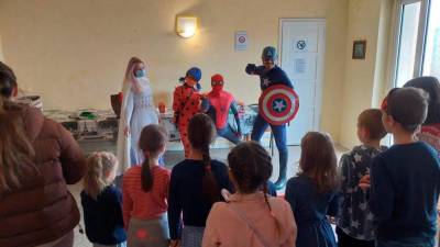 Otroke je presenetil prihod Ernesta in njegovih superherojev