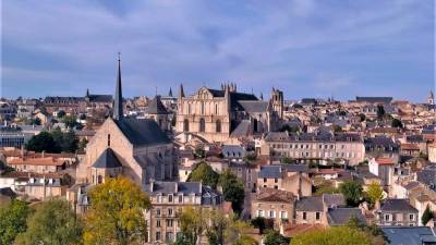 V kraju Poitiers v osrednji Franciji so namerili najvišjo temperaturo v septembru doslej, kar 37 stopinj Celzija (WIKIPEDIA)