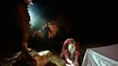Reševalci so po 30 urah prizadevanj iz jame blizu Cerknice rešili 33-letno jamarko, ki se je tam ponesrečila v soboto zvečer (MATJAŽ MILHARČIČ/JRS)