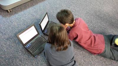 Otroštvo današnjih otrok se odvija tudi na internetu, saj se na medmrežje povezujejo tako v šoli kot doma (PIXABAY)