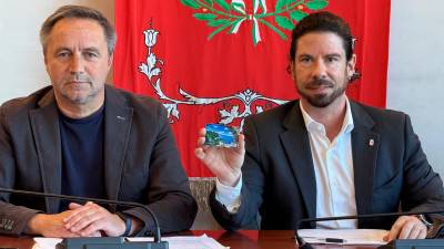 Župan Igor Gabrovec in podžupan Mitja Petelin s kartico EcoCARD (OBČINA DEVIN-NABREŽINA)