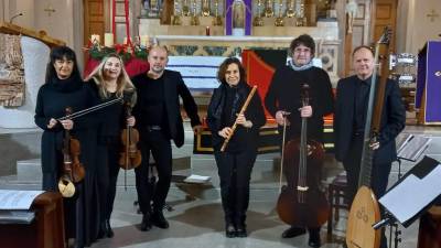 Baročni orkester nastopa tudi z danes neobičajnimi glasbili