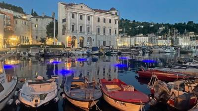 V malem piranskem mandraču so zasijale nove modre luči (JANA KALIGARIČ/PRIMORSKE NOVICE)