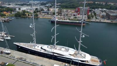 Jadrnica Black Pearl na popravilu v Trstu (FotoDamj@n)