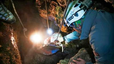 Zdravstveno stanje jamarke, ki se je ponesrečila v jami blizu Cerknice, se izboljšuje (MATEJA MAŽGAN SENEGAČNIK/JRS)