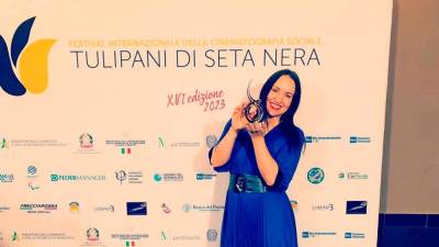 Na Festivalu Tulipani di Seta Nera je pevka Tinkara Kovač z ekipo prejela tri nagrade za video Shchedryk - Peace 4 Ukraine (FACEBOOK/TINKARA KOVAČ)