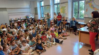 Nataša Paulin nagovarja štandreške učence in učenke (D.R.)