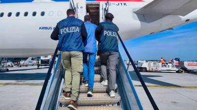Moškega so izgnali iz države (POLICIJA)