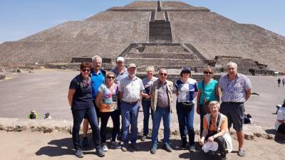Izletniki pred piramido v Teotihuacanu