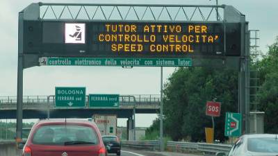 Na italijanskih avtocestah so sekcijsko merjenje hitrosti (safety tutor) uvedli med letoma 2004 in 2005 (ANSA)
