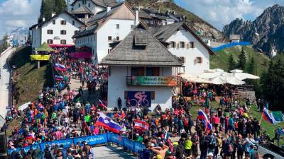 Višarje z množično prisotnostjo slovenskih navijačev (TWITTER/JUMBO VISMA)