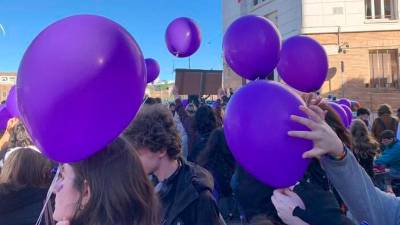 Skoraj vsak deseti mladostnik živi v hudem materialnem pomanjkanju, izhaja iz raziskave organiacije Save the Children (ANSA)