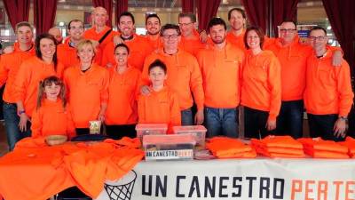 Združenje Un canestro per te so ustanovili jeseni 2025, ko se je skupina prijateljev, nekdanjih košarkarjev, zbrala, da bi pomagala bivšemu igralcu Bora in Sokola, ki je ostal na invalidskem vozičku