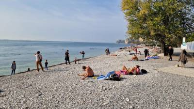 Kopalci na plaži Castelreggio v Sesljanu (JNG)
