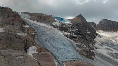 Na gori Marmolada se je odlomil del ledenika in je plaz zasul večje število plezalcev (ANSA)
