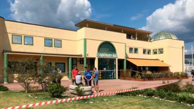 Streha nekdanjega termalnega bazena Acquamarina se je zrušila med vzdrževalnimi deli 29. julija 2019 (ARHIV)