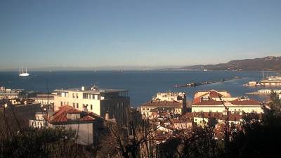 Pogled na Tržaški zaliv ob 11. uri (SPLETNA KAMERA RADIO PUNTO ZERO)