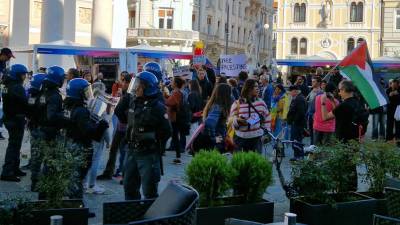 Protestniki na Borznem trgu v Trstu (JNG)