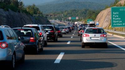 Na nekaterih mejnih prehodih nastajajo zastoji (ARHIV, fotografija je simbolična)