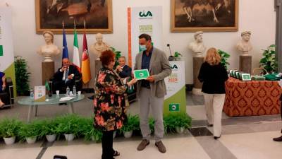 Dariu Zidariču je nagrado italijanskega združenja kmetov CIA izročila senatorka Tatjana Rojc