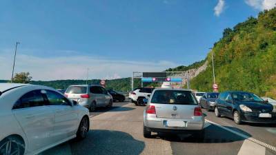 Predor Kastelec je bil več kot tri ure zaprt za ves promet (RADIO KOPER/FACEBOOK)