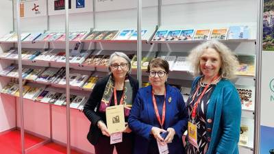 Ob stojnici knjig slovenskih založb tudi predsednica društva založnikov iz FJK Martna Kafol (MLIS)