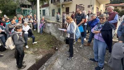 Pohodniki na Franklovem pri znani domačiji Gregoričev