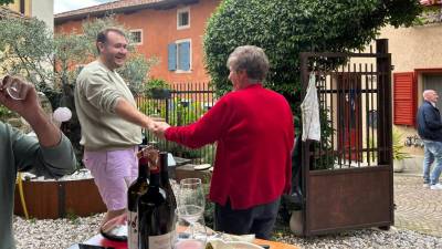 Quirin Kuhnert in Guerrina Skocaj med praznikom, ki so ga sosedje priredili na dvorišču pred njunim domom (CHIARA PANZERA)