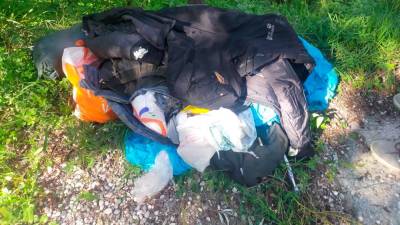 Na različnih obrobnih zelenicah v Miljah so odstranili 2,5 tone oblačil in drugih odpadkov