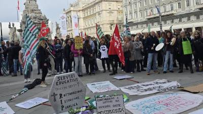Na Velikem trgu se je dopoldne zbralo okrog 200 občinskih vzgojiteljic in vzgojiteljev