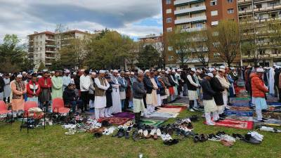 Skupinska molitev med lanskim praznikom žrtvovanja (SF)