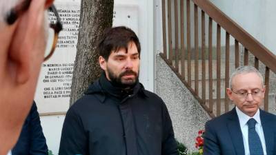 Andrea Luchetta pred spominsko tablo, na kraju, kjer so pred 30 leti umrli Marco Luchetta, Saša Ota in Dario D’Angelo (M.T.)