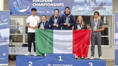 Nina Cittar in Mattia Di Martino na najvišji stopnici zmagovalnega odra na EP v razredu nacra 15
