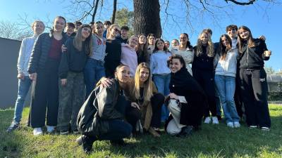 Skupinska slika dijaške gledališke skupine Krilati oreh