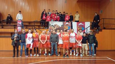 Domovi košarkarji s svojimi zvestimi navijači (FOTO D. A.)