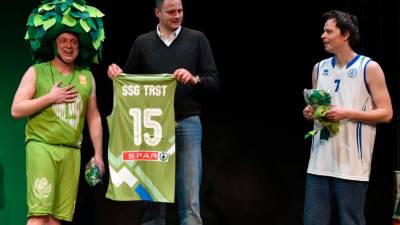 Rašo Nesterović (ob njem igralca Luka Cimprič in Romeo Grebenšek) je leta 2015 podaril majico slovenske reprezentance SSG-ju (FOTODAMJ@N)