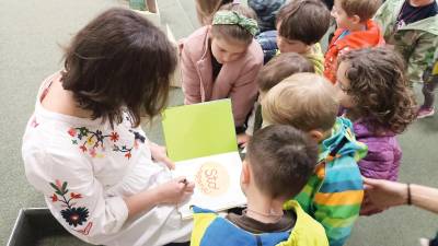 Anja Štefan je delila avtograme vrtčevskim otrokom (FOTO VŠ GORICA)