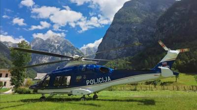 Planinko so oskrbeli in jo s helikopterjem prepeljali na Vršič (PU NOVA GORICA)