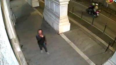 Tridesetletnik je izzivalno pogledal v nadzorno videokamero (POLICIJA)